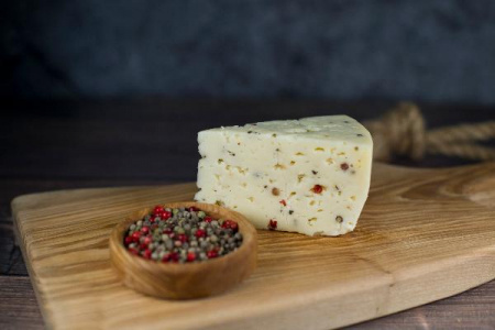 Монкле́р Пепе — сыр выдержанный со смесью перцев